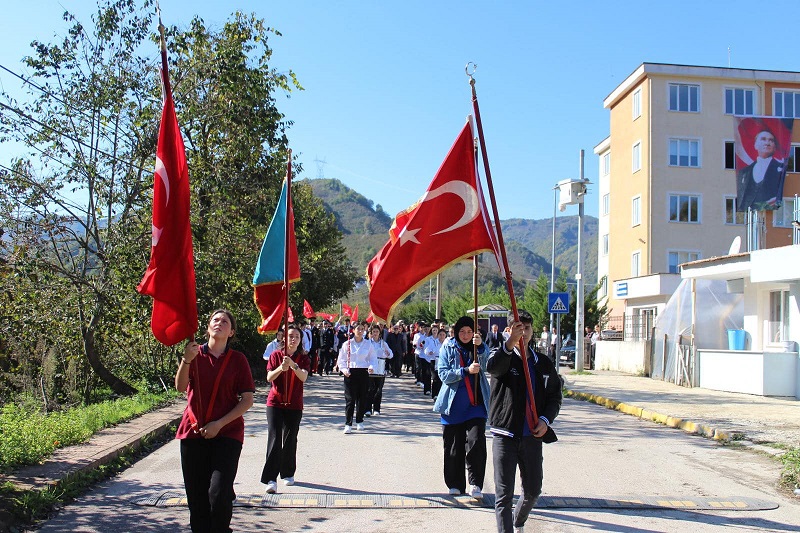 29 Ekim Cumhuriyet Bayramı'nın 101. Yıl Dönümü Dolayısıyla İlçemizde Cumhuriyet Yürüyüşü ve Çelenk Sunma Töreni Gerçekleştirildi